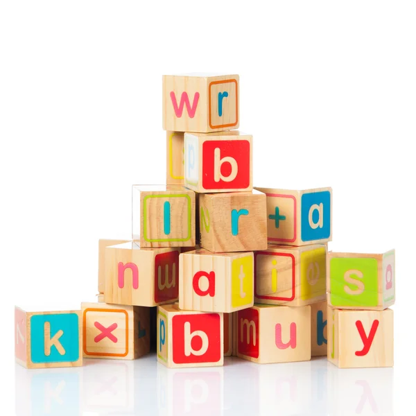 Cubos de brinquedo de madeira com letras . — Fotografia de Stock