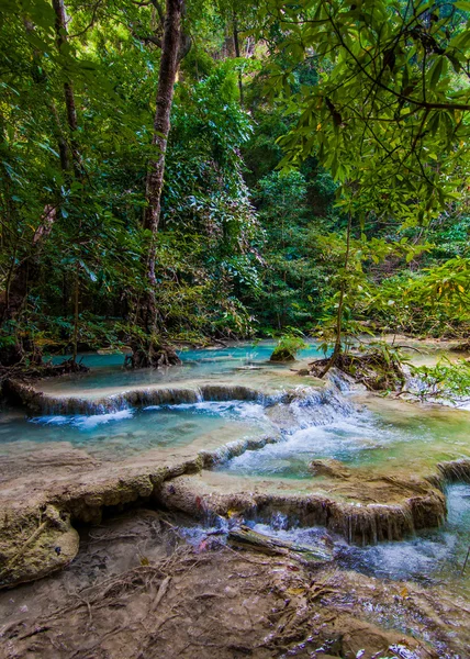 Wasserfälle im tiefen Wald — Stockfoto