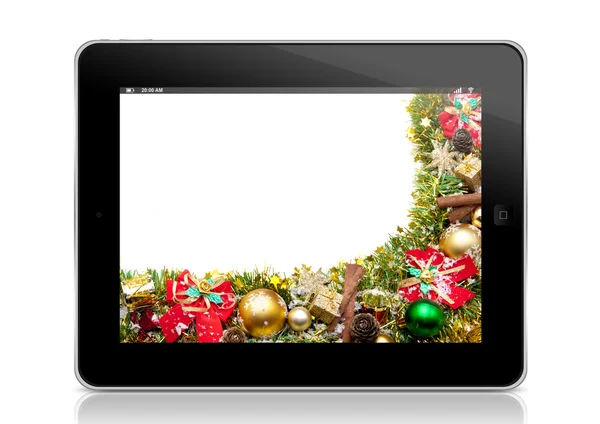 平板电脑与屏幕上的圣诞装饰品 — 图库照片