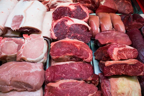 Färskt kött i marknaden. — Stockfoto