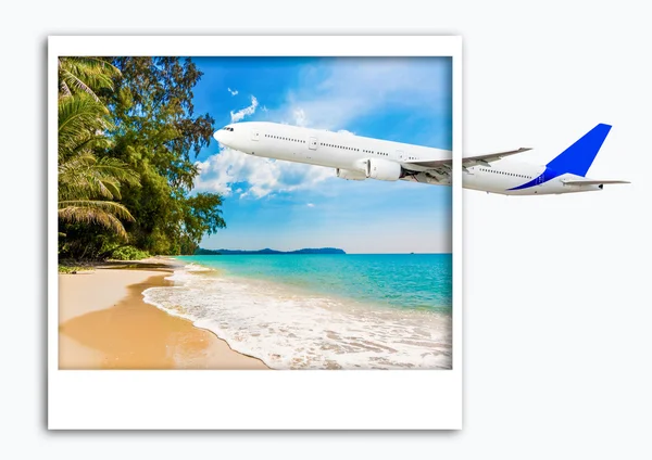 A trópusi sziget felett a repülőgép — Stock Fotó
