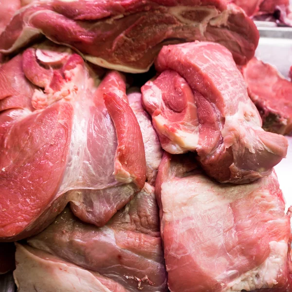 Carne fresca en el mercado . Imágenes de stock libres de derechos