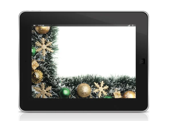 Tableta con decoraciones navideñas en pantalla —  Fotos de Stock