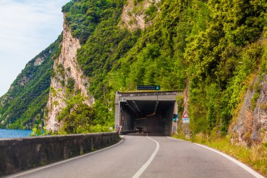 asfalt yol deniz tarafından.