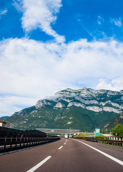 Carretera de campo en los Alpes europeos — Foto de Stock