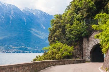 asfalt yol deniz tarafından.