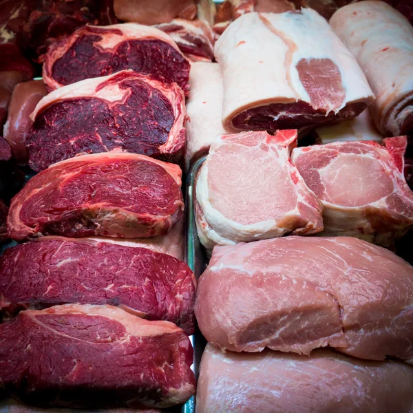 Färskt kött i marknaden. — Stockfoto