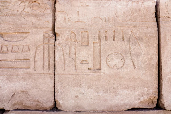 Egyptské hieroglyfy na kamenné zdi. — Stock fotografie