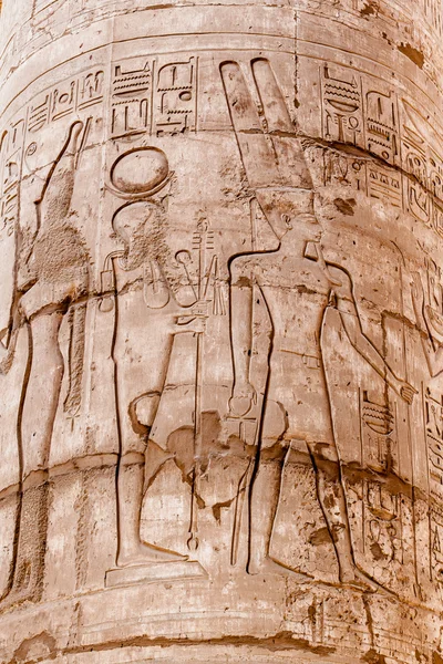 Egyptische hiërogliefen op de stenen muur. — Stockfoto