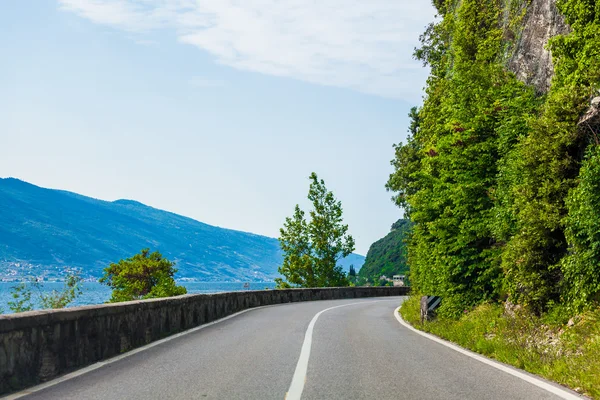 Strada asfaltata via mare . — Foto Stock