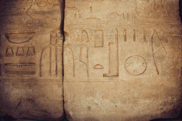 Jeroglíficos egipcios en la pared de piedra . — Foto de Stock