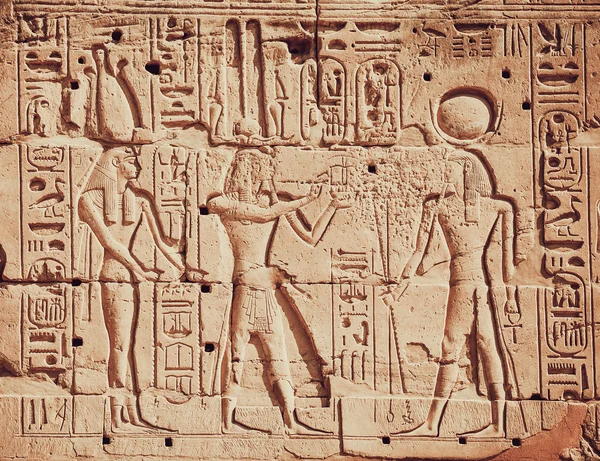 Egyptiska hieroglyfer på stenmuren. — Stockfoto