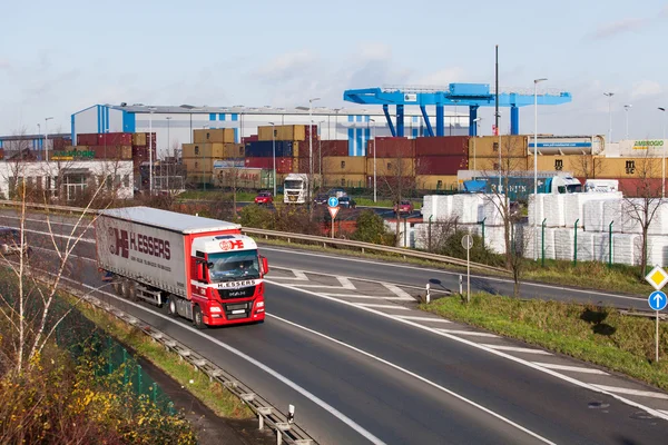 Transport lastbil på motorvägen — Stockfoto