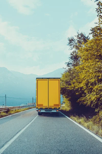 Yolda sarı kamyon. — Stok fotoğraf