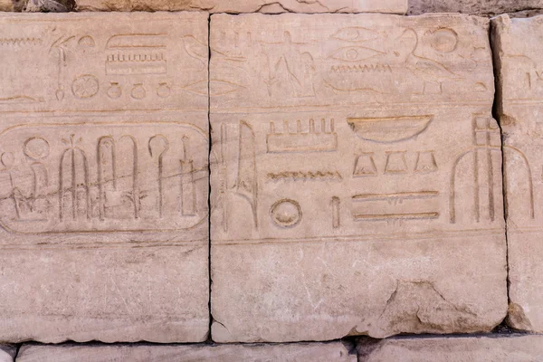 Egyptische hiërogliefen op de stenen muur. — Stockfoto