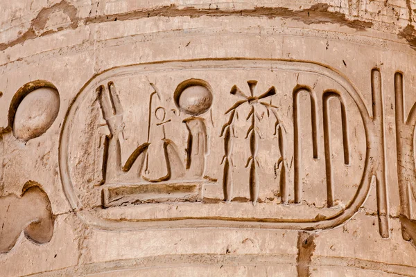 Egyptische hiërogliefen op de stenen muur. — Stockfoto