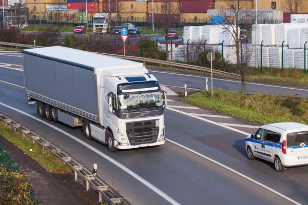 고속도로에 수송 트럭 — 스톡 사진