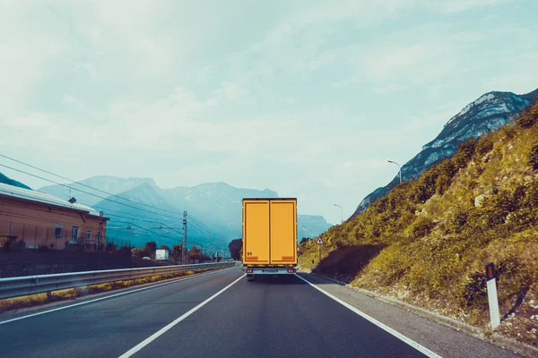 Camión amarillo en la carretera . —  Fotos de Stock