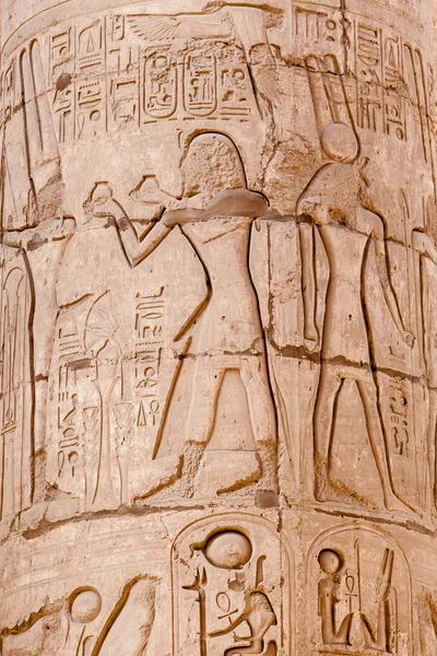 Ägyptische Hieroglyphen auf der Steinmauer. — Stockfoto