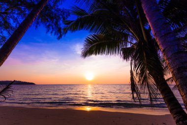 Denizin üzerinde güzel gün batımı