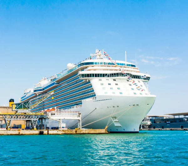 Le navire à passagers dans le port . — Photo