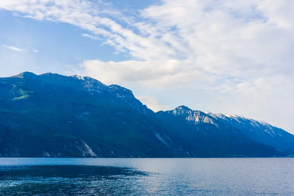 Lago di Garda, co do wielkości jezioro Włoch — Zdjęcie stockowe
