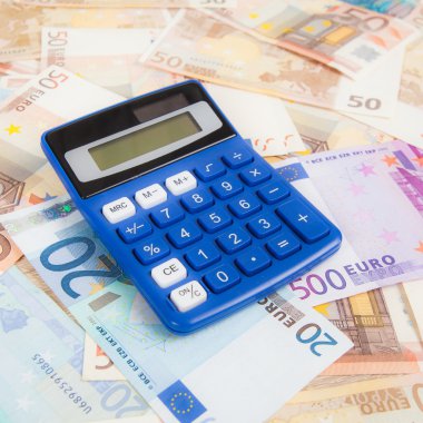 hesap makinesi ile euro banknot.