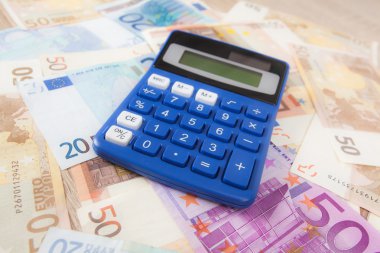 hesap makinesi ile euro banknot.