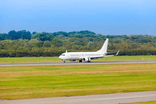 Avión aterrizaje en aeropuerto — Foto de Stock