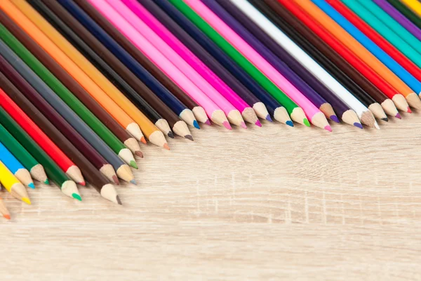 Lápis multicoloridos na mesa — Fotografia de Stock