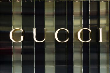 Gucci tabela mağaza girişinde.
