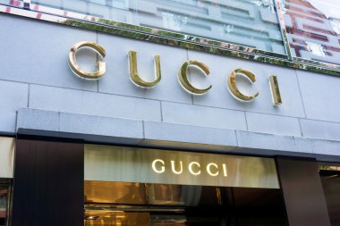 Gucci tabela mağaza girişinde.