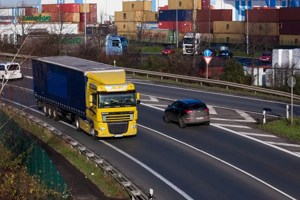 DAF caminhão na estrada . — Fotografia de Stock