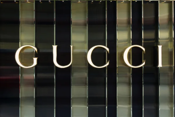 Señalización de Gucci en la entrada de la tienda . — Foto de Stock