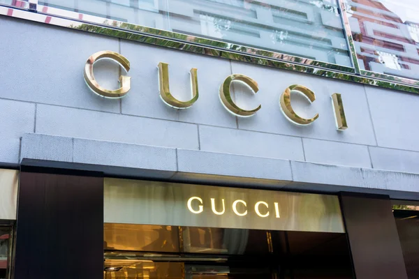 Señalización de Gucci en la entrada de la tienda . — Foto de Stock