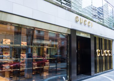 Gucci tabela mağaza girişinde