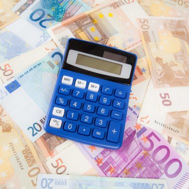 hesap makinesi ile euro banknot.