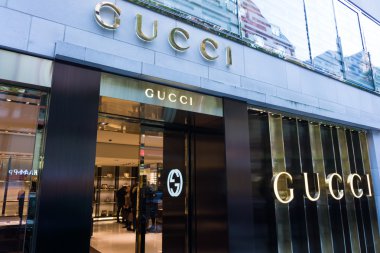Gucci tabela mağaza girişinde