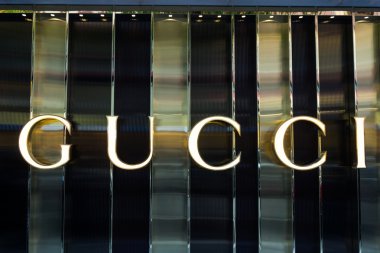 Gucci tabela mağaza girişinde