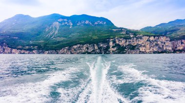 Dalgalar deniz sıçramasına.