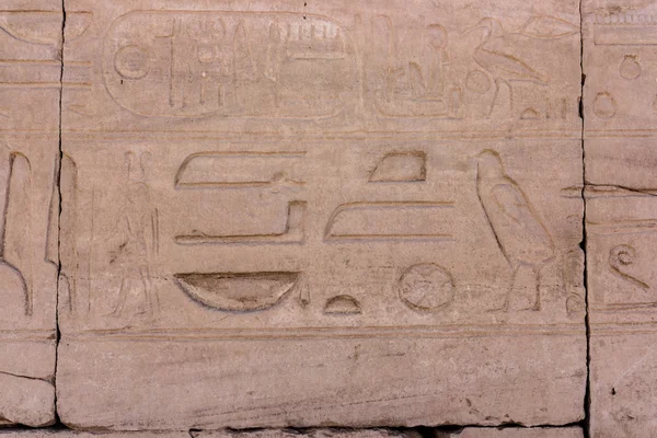 Egyptiska hieroglyfer på vägg. — Stockfoto