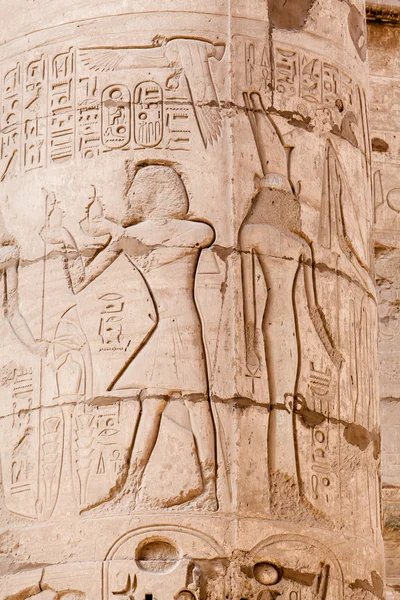 Hieróglifos egípcios na parede . — Fotografia de Stock
