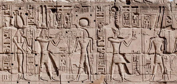 Egyptské hieroglyfy na zeď. — Stock fotografie