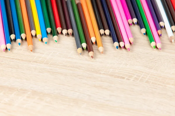 Lápis multicoloridos na mesa — Fotografia de Stock