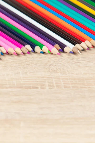 テーブルの上の色とりどりの pensils — ストック写真