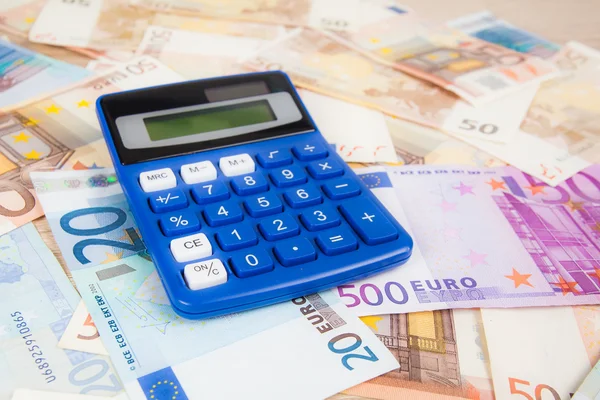 Calculadora con billetes en euros . —  Fotos de Stock