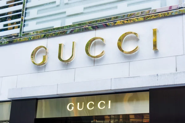 Gucci signage at store entrance — Stock Photo, Image