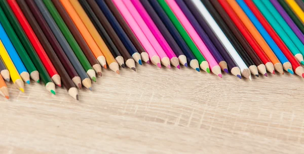 Разноцветные карандаши на столе — стоковое фото