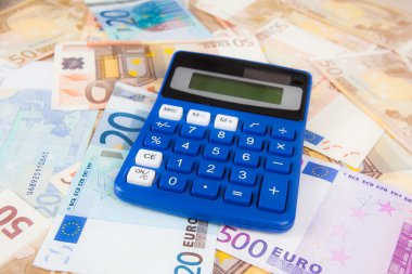 hesap makinesi ile euro banknot.