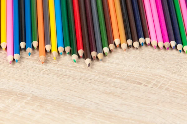 Lápis multicoloridos na mesa — Fotografia de Stock